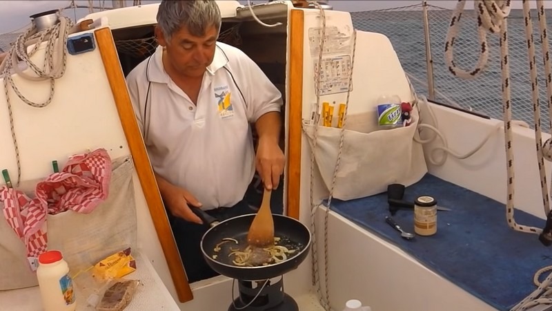 cuisiner sur un petit voilier pour naviguer pas cher