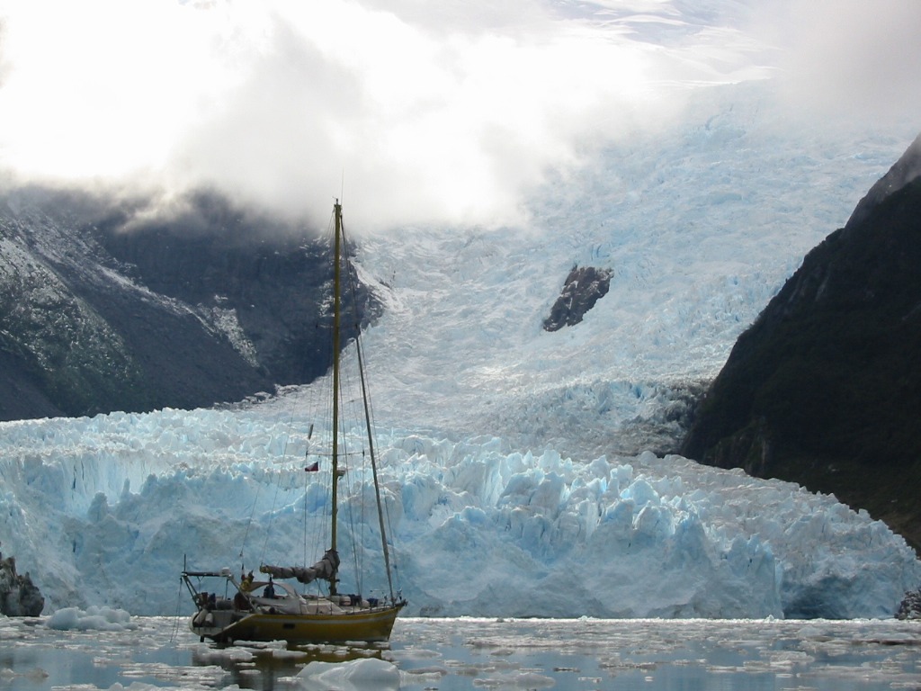 voiler devant un glacier en Patagonie